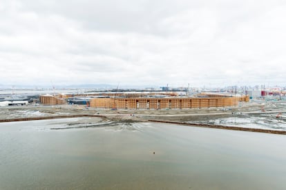 Estado actual de las obras de la Expo Osaka 2025 en la isla artificial de Yumeshima, en la bahia de Osaka.