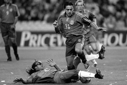 El 15 de noviembre del año 2000, Xavi debutó con la selección absoluta en un partido amistoso ante Holanda, que se impuso 1-2. En la imagen, el azulgrana sortea a Edgar Davids, con el que coinicidió en el Barcelona más tarde.