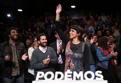 Teresa Rodr&iacute;guez, candidata de Podemos a la Junta de Andaluc&iacute;a, saluda a los simpatizantes de su partido antes de valorar los resultados de las elecciones. 