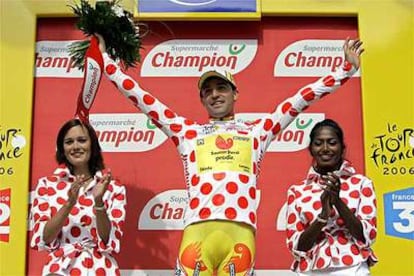 <b>LÍDER</b>. David de la Fuente mantiene una jornada más el <i>maillot</i> que le acredita como mejor escalador del Tour.