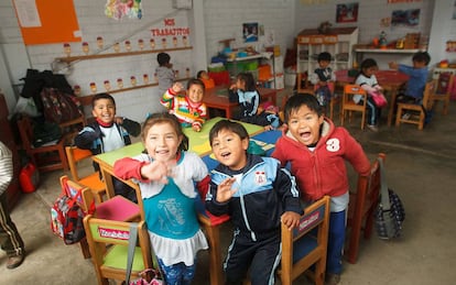 Niños en escuela pública en Manchay, Pachacamac, un lugar con índices de extrema pobreza, a las afueras de Lima.