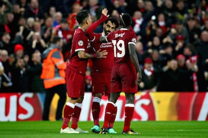 Salah celebra su primer gol a la Roma con Mané y Firmino.