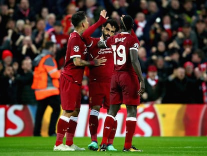 Salah celebra su primer gol a la Roma con Mané y Firmino.