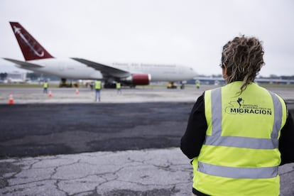 Una trabajadora del Instituto Guatemalteco de Migración espera a los 135 nicaragüenses liberados el jueves, en el Aeropuerto Internacional La Aurora, en la Ciudad de Guatemala.