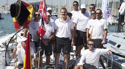 Felipe VI posa con la tripulación del 'Aifos' este lunes antes del inicio de la Copa del Rey de Vela.