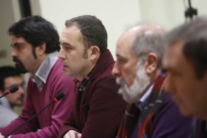 El presidente de la Mancomunidad de San Markos, Denis Itxaso (centro), y el de Debabarrena, Arcadio Benítez (con bufanda), durante la rueda de prensa que han ofrecido.