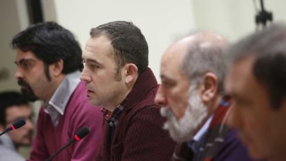 El presidente de la Mancomunidad de San Markos, Denis Itxaso (centro), y el de Debabarrena, Arcadio Benítez (con bufanda), durante la rueda de prensa que han ofrecido.