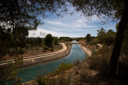 El canal sale del contraembalse de Alarcón con las compuertas abiertas, en el término municipal de El Picazo, en Albacete, Castilla La Mancha.