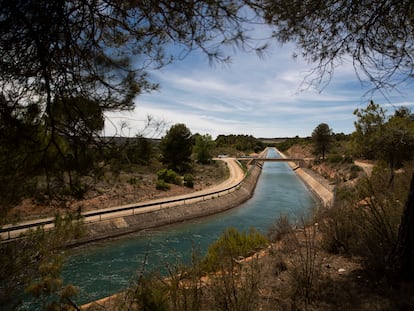 El canal sale del contraembalse de Alarcón con las compuertas abiertas, en el término municipal de El Picazo, en Albacete, Castilla La Mancha.
