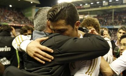 Mourinho y Cristiano Ronaldo se abrazan.