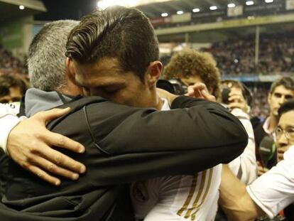 Mourinho y Cristiano Ronaldo se abrazan.