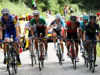 Contador, casi tapado por Aru, y Nairo, a la derecha, pedalean en el grupo de los favoritos durante la etapa del domingo.