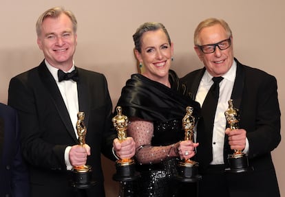 Christopher Nolan, Emma Thomas y Charles Roven posan con los oscar recibidos por 'Oppenheimer'.