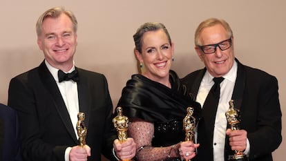 Christopher Nolan, Emma Thomas y Charles Roven posan con los oscar recibidos por 'Oppenheimer'.