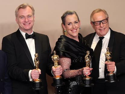 Christopher Nolan, Emma Thomas y Charles Roven posan con los oscar recibidos por 'Oppenheimer'.