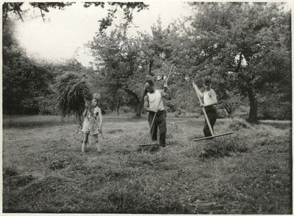 Ángel Alonso, con sus hijos nacidos en Nueva York, Joseph (izquierda) y Manuel. Alonso vivió en varios Estados hasta asentarse en el pueblo de Wallkill (Nueva York), cultivando frutales y segando hierba, como hacía en la aldea asturiana de Nevares antes de emigrar.