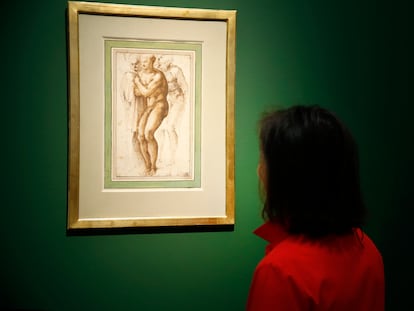 Una mujer contempla el dibujo subastado de Miguel Ángel en la casa Christie's de París, el lunes 16 de mayo.