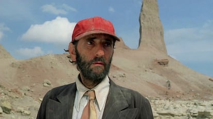 Harry Dean Stanton, al inicio de 'Paris, Texas'.