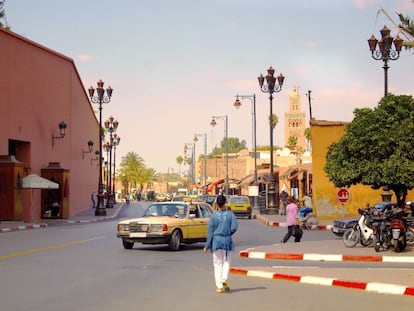 Una mujer cruza por en medio de la carretera en una calle de Marruecos. 