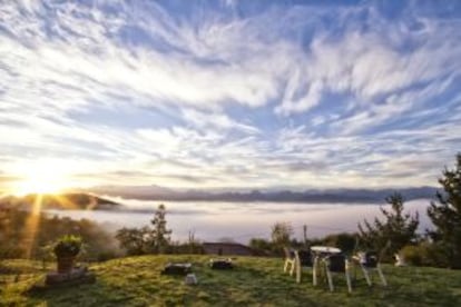 Mar de nubes de la terraza de El Navarón, en Cofiño (Asturias).