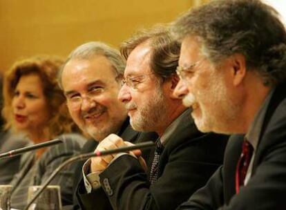 De izquierda a derecha, Carmen Alborch, Pedro Solbes, Juan Luis Cebrián y Joaquín Estefanía.