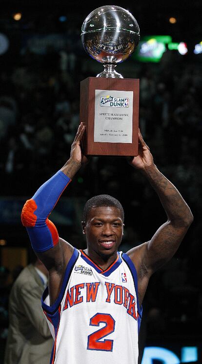 Nate Robinson posa con el trofeo que le acredita como ganador del concurso de mates de este año. Su tercer cetro.