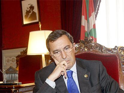 José Luis Bilbao reflexiona una de sus respuestas en un momento de la entrevista.