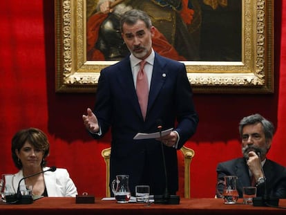 El rey Felipe VI, durante su intervención en el acto de entrega de despachos a la última promoción de fiscales en presencia de la ministra de Justicia en funciones, Dolores Delgado y el presidente del Tribunal Supremo y del Consejo General del Poder Judicial (CGPJ), Carlos Lesmes.