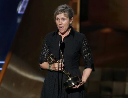 Frances McDormand recibe el Emmy a mejor actriz principal de serie limitada o película para televisión por 'Olive Kitteridge', una de las grandes vencedoras de la noche.