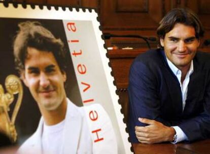 Roger Federer sonríe en la presentación de su sello.