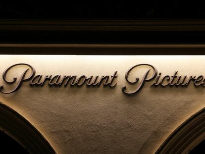El logotipo de los estudios Paramount Pictures, parte del grupo Paramount, en Los Ángeles, California.