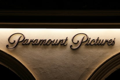 El logotipo de los estudios Paramount Pictures, parte del grupo Paramount, en Los Ángeles, California.