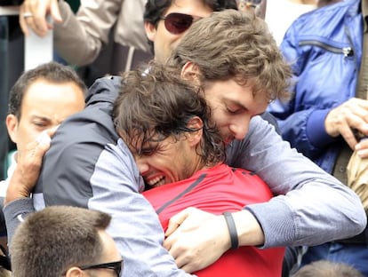 Gasol abraza a Nadal, felicitándole tras conquistar su séptimo Roland Garros