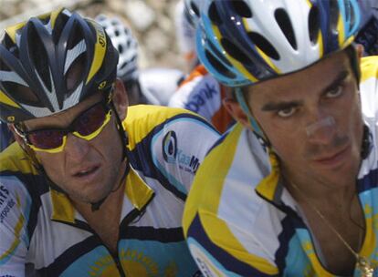 Lance Armstrong (izquierda) y Alberto Contador durante el Tour.