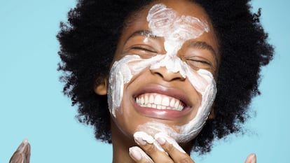 Estos limpiadores están testados dermatológicamente, hidratan la piel y llenan el rostro de suavidad y luz. GETTY IMAGES.