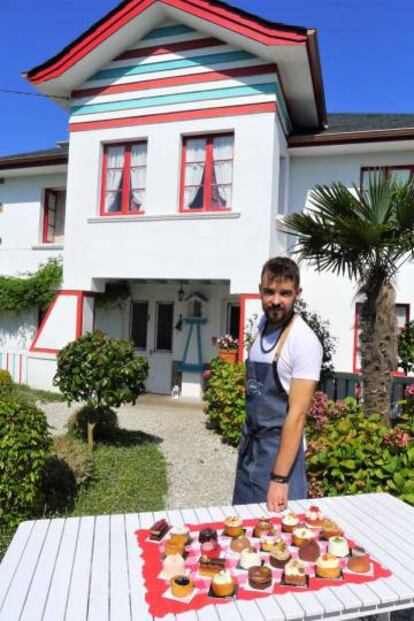 Jhonatan González in front of his Cabo Busto patisserie in Valdés-Luarca.