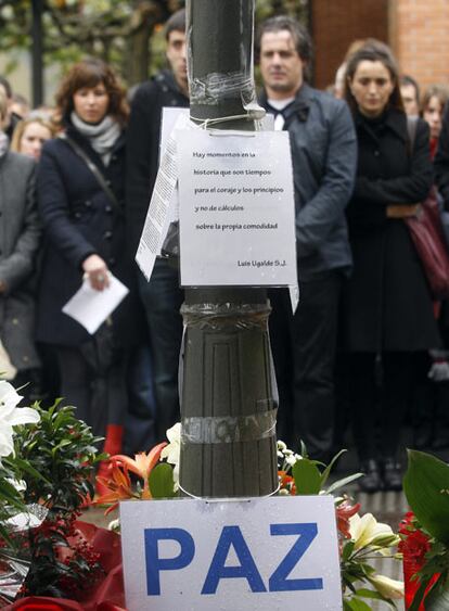 Hijos y familiares de Uria, en el homenaje a su padre en el primer aniversario de ser asesinado por ETA.