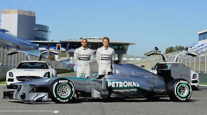 Finalmente, Hamilton llegó a Mercedes en el año 2013. Allí compartiría equipo con Nico Rosberg (en la imagen, ambos posan en Jerez) y conseguiría la cuarta posición.