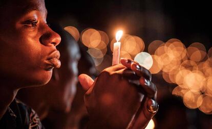 Una mujer sostiene una vela durante una vigilia nocturna durante los actos de conmemoración del 25º aniversario del genocidio de Ruanda de 1994, en Kigali, el 7 de abril. Más de 800.000 personas fueron asesinadas en una tragedia que conmocionó al mundo.