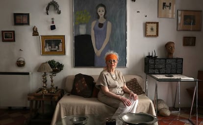 Elizabeth Wittlin Lipton, ante su retrato en el piso que habita en Madrid, el pasado jueves.