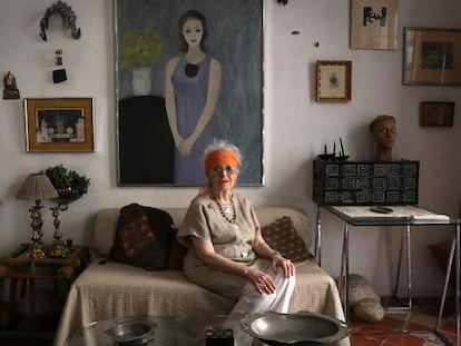 Elizabeth Wittlin Lipton, ante su retrato en el piso que habita en Madrid, el pasado jueves. 