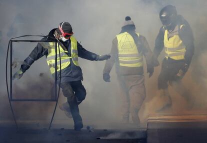 Estas cifras son superiores a las de la semana pasada, cuando se movilizaron 26.000 personas. El sábado 8 de diciembre, la policía realizó cerca de 2.000 arrestos. En la imagen, manifestantes se enfrentan a la policía en Nantes.