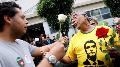 Eleitor de Haddad oferece flor a eleitor de Bolsonaro, no dia do segundo turno.