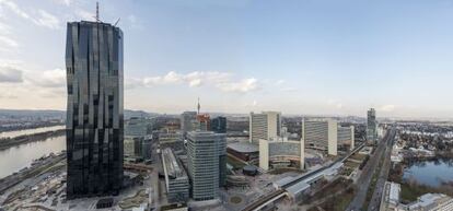 Panor&aacute;mica de la Donau City (La Ciudad del Danubio), con el rascacielos reci&eacute;n inaugurado de Dominique Perrrault a la izquierda.