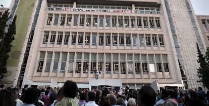 Cientos de manifestantes protestan contra el cierre de la ERT, en Atenas.