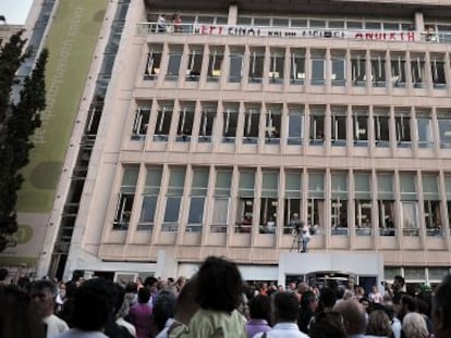 Cientos de manifestantes protestan contra el cierre de la ERT, en Atenas.