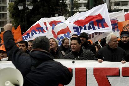 Trabajadores de la Corporaci&oacute;n P&uacute;blica de Electricidad protestan en Atenas