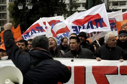 Trabajadores de la Corporación Pública de Electricidad protestan en Atenas
