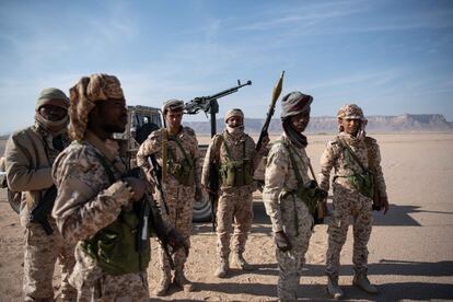 Efectivos de las fuerzas especiales del Ejército yemení regular toman posiciones en el desierto yemení de Hadramouth donde escoltan a un grupo de periodistas extranjeros.