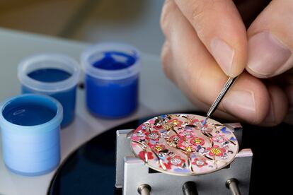 Proceso de esmaltado del reloj Heures Florales, una de las Complicaciones Poéticas de la firma.